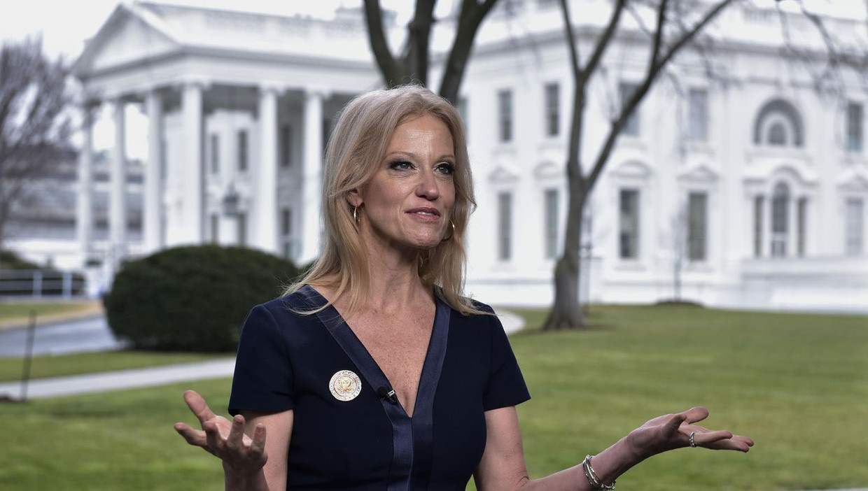 Een naaste medewerker van Donald Trump heeft zondag de foutieve bezoekersaantallen van het Witte Huis over de inauguratie verdedigd. Volgens Kellyanne Conway bood de persvoorlichter een dag eerder 'alternatieve feiten'. Beeld afp