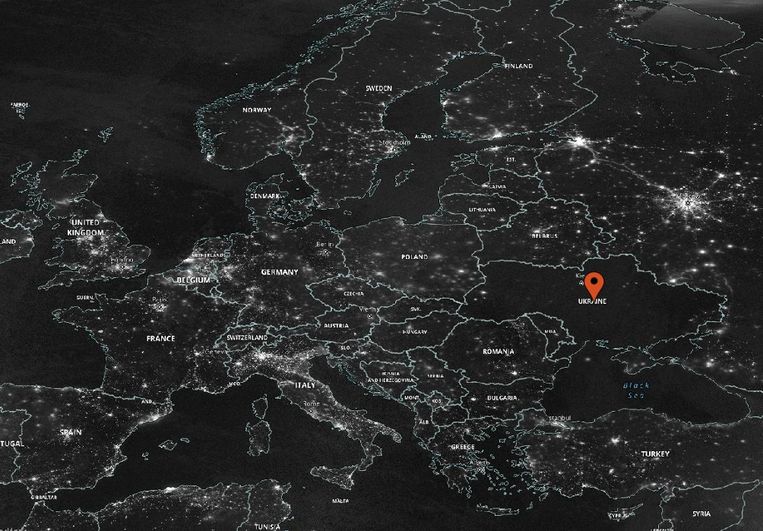 Dit beeld werd genomen op 24 november 2022, een dag na een reeks Russische bombardementen op Oekraïne. Door de stroompannes is het land bijna volledig donker.  Beeld NASA Worldviev