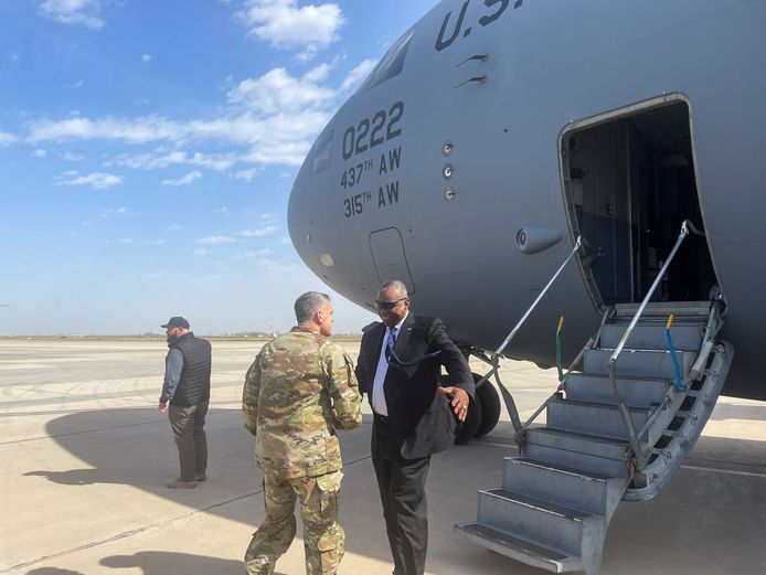 De Amerikaanse minister van Defensie Lloyd Austin bij aankomst in Bagdad.