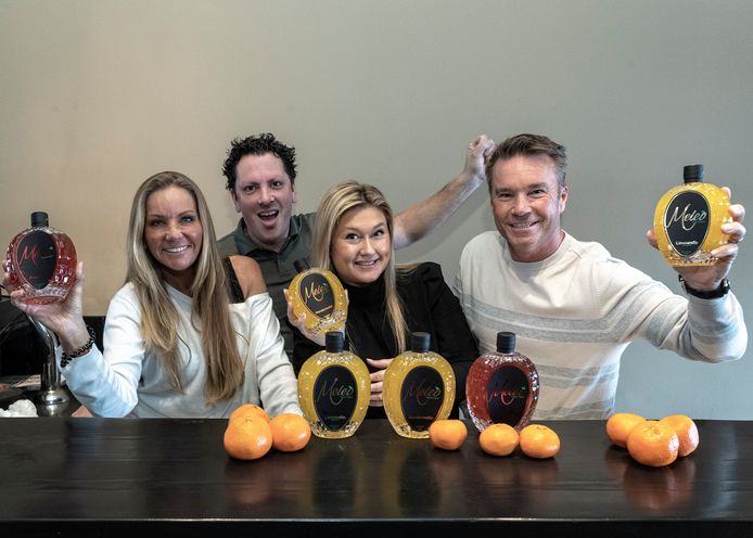 (V.l.n.r.:) Suzanne Flaton, Melvin Kuipers, Wendy Kuipers en Leon Flaton tonen trots hun zelfgemaakte likeurtjes.