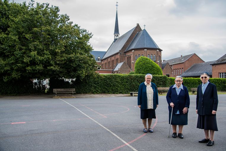 
‘Tussen 1980 en 1990 heeft Gaston Mornie 5,6 miljoen frank, royale donaties van parochianen, uitgegeven aan homovrienden.’ (Foto: de drie overgebleven zusters van Sint-Vincentius in 2020.)

 Beeld Geert De Rycke