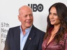 Vrouw Bruce Willis weet niet of hij aandoening zelf doorheeft: ‘Dementie is zwaar’