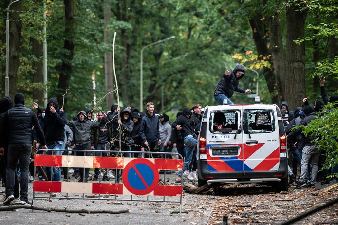 Meteen na de door NEC verloren wedstrijd (0-1) ontstond er een grimmige sfeer rondom het stadion. De politie voerde meerdere charges uit en er werden veel aanhoudingen verricht. Ook werd een politiebus volledig vernield.