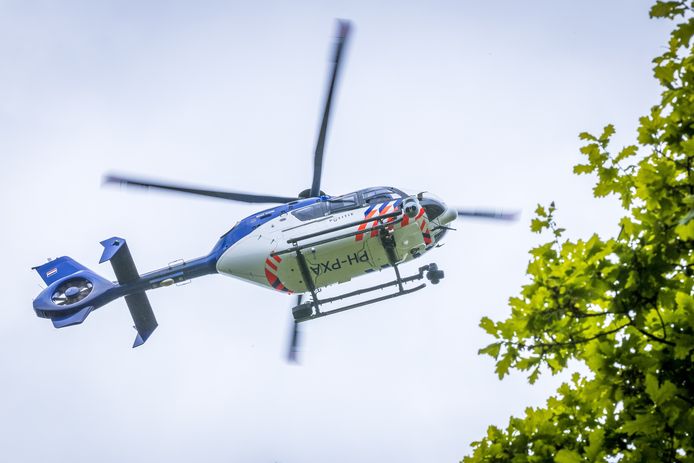 Een politiehelikopter cirkelde enige tijd boven de Spijksesteeg in Gorinchem. (foto ter illustratie)