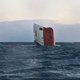 Reddingsboten verlaten zinkend schip