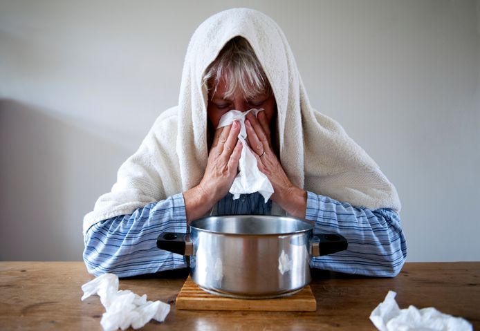 Een vrouw met griep stoomt.