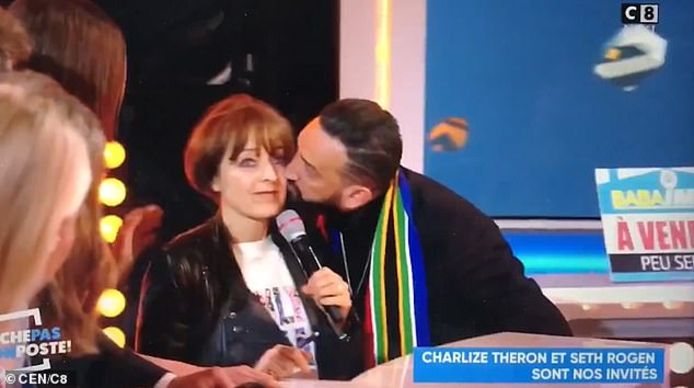 De presentator kuste de tolk van Charlize Theron ongevraagd