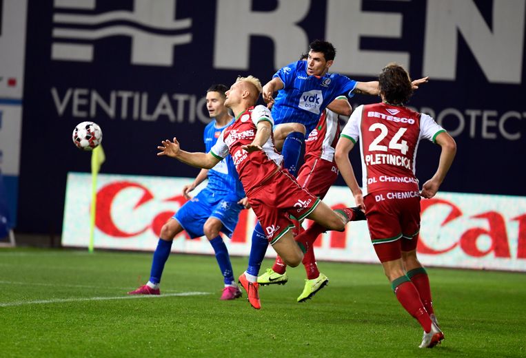 Roman Jaremtsjoek behoedde met twee goals zijn club voor een nederlaag in Waregem. Beeld Photo News