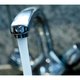 Van 128 liter drinkwater per persoon per dag spoelt bijna 112 liter weg door doucheputje en toilet