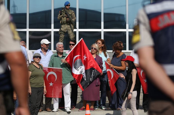 Betogers tijdens een proces tegen medewerkers van de krant Cumhuriyet in Istanboel op 11 september 2017.