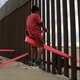 Kunstenaars maakten een wip op de muur tussen Mexico en de VS. Daar winnen ze nu een prestigieuze designprijs mee