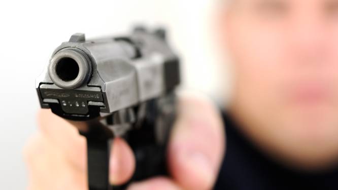 Jonge man met vuurwapen probeert supermarkt in Almere te overvallen: politie zoekt getuigen