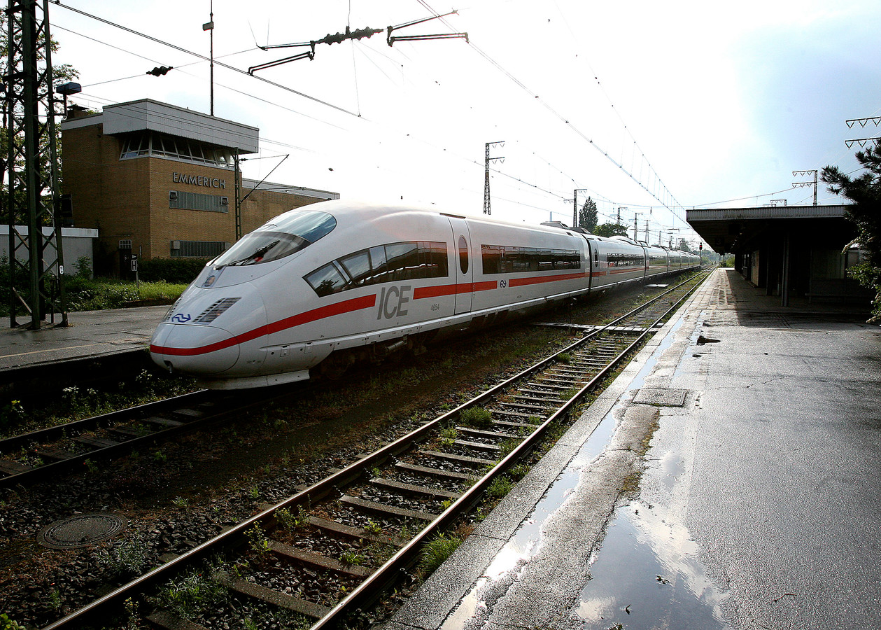Een ICE-trein passeert het station in Emmerik. Foto ter illustratie.