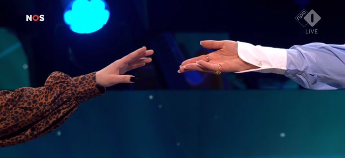 Hanin (links) en Maan reikten elkaar de hand.