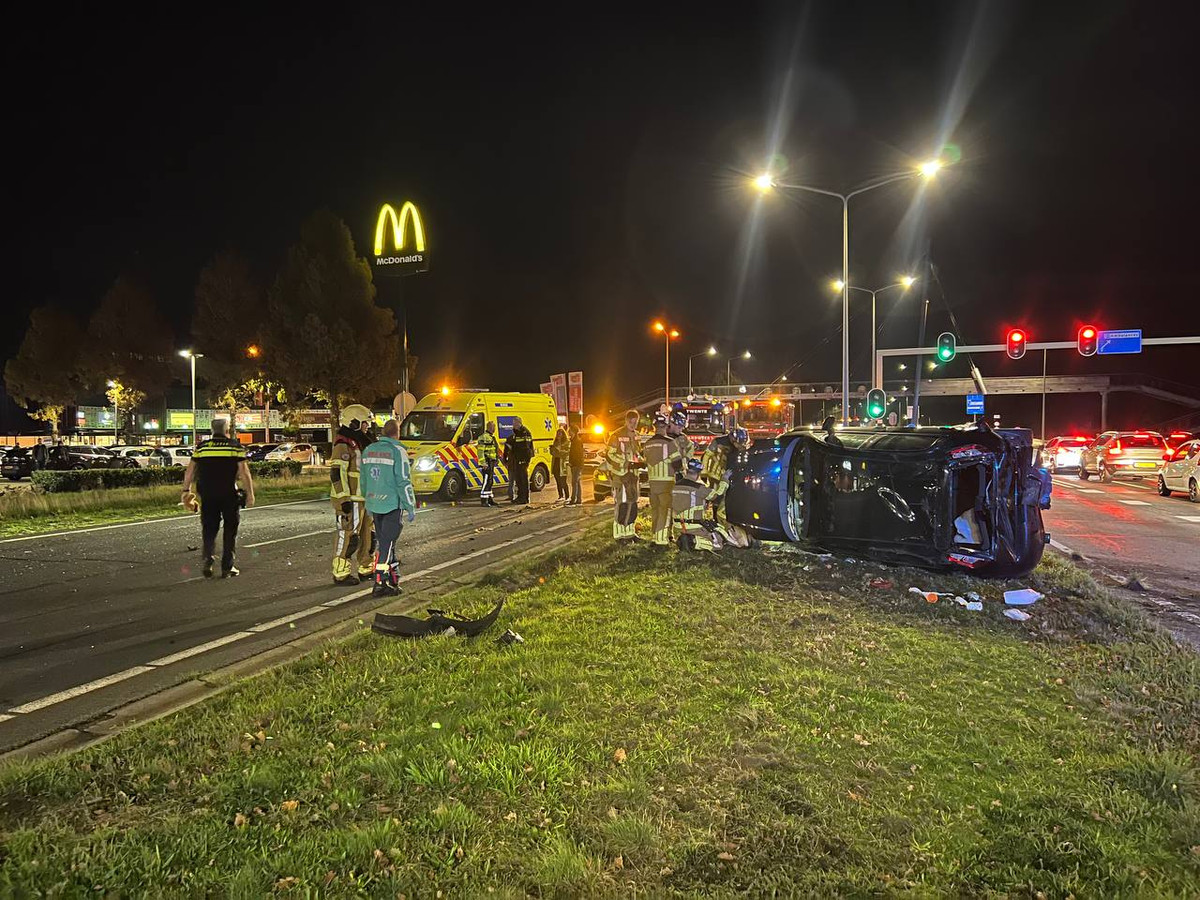 Op de Weezebeeksingel zijn zaterdag aan einde van de middag meerdere auto's betrokken geraakt bij een ongeval.