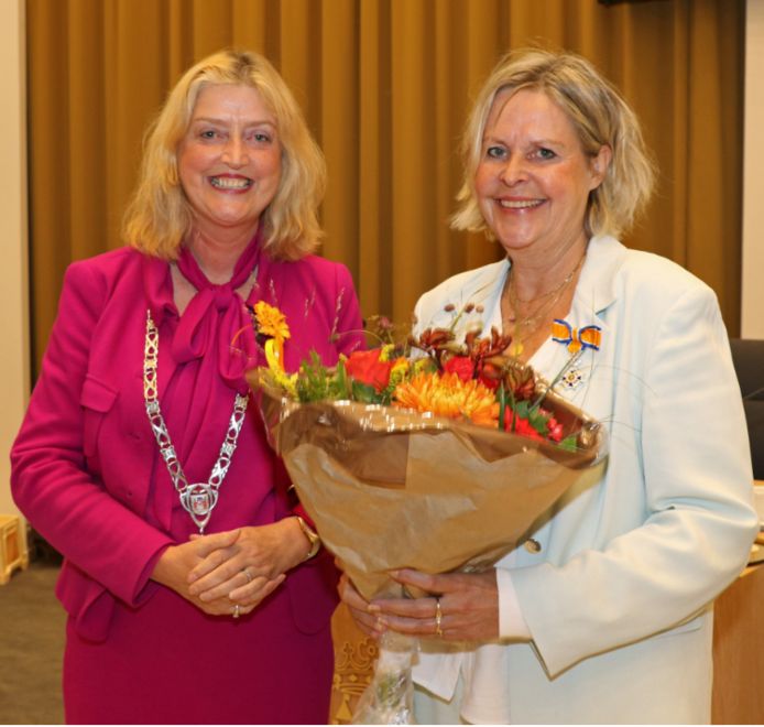 Burgemeester Reinie Melissant met naast haar Attie Mager (rechts) die een Koninklijke Onderscheiding ontving en benoemd werd tot Lid in de Orde van Oranje-Nassau.