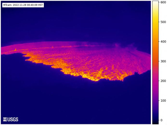 Immagini webcam del cratere Maono Loa, distribuite dall'USGS.  La lava è salita alla superficie del cratere.