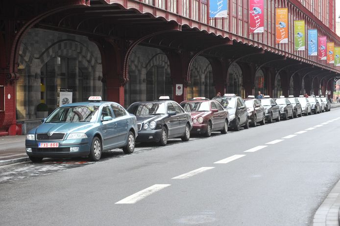 Taxi's aan station Antwerpen Centraal.