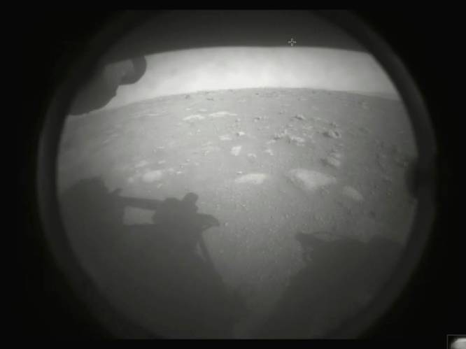 Waarom het eerste beeld dat Marsrobot Perseverance maakte een zwart-wit foto was