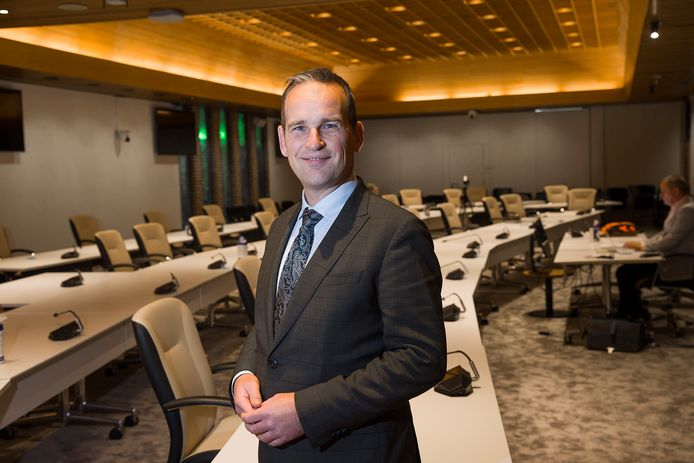 Oud-burgmeeester Bram van Hemmen van Hoeksche Waard in de raadszaal.