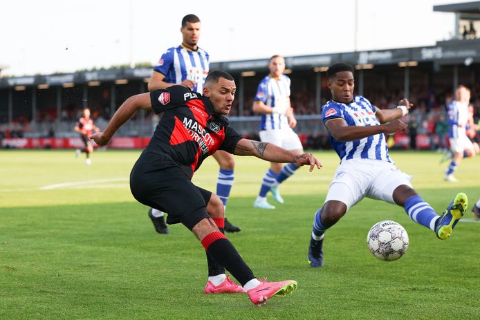 Collin Seedorf deed er alles aan om het gevaar van Almere City FC onschadelijk te maken.