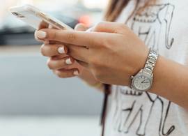 Angelien (48) werd verwijderd uit vriendinnen app-groep: “Ze begrijpen niet dat ik me laat vaccineren”