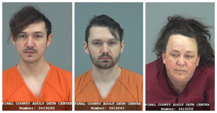 Machelle Hobson (48) en haar twee biologische zonen Logan (links) en Ryan (midden) Hackney zitten sinds vorige vrijdag in de cel.
