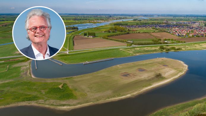 Langs de bypass aan de zuidwestkant van Kampen moeten de komende jaren wat de gemeente betreft 2.500 woningen worden gebouwd. Inzet: Deltacommissaris Peter Glas.