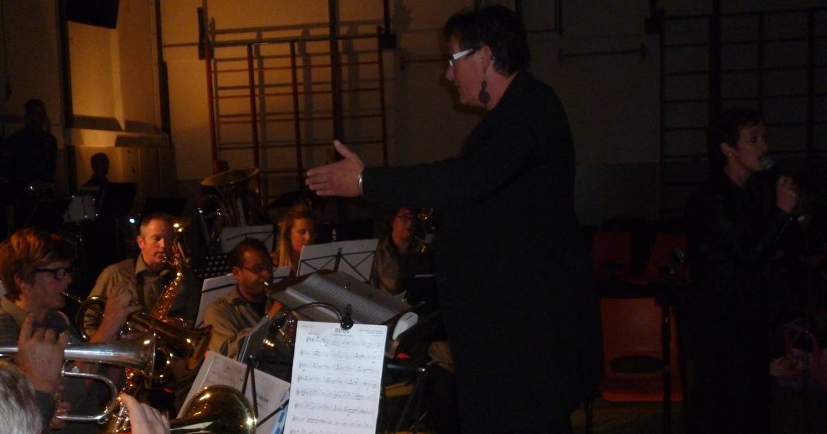 Macharense fanfare Jong Leven zwaait dirigente muzikaal uit