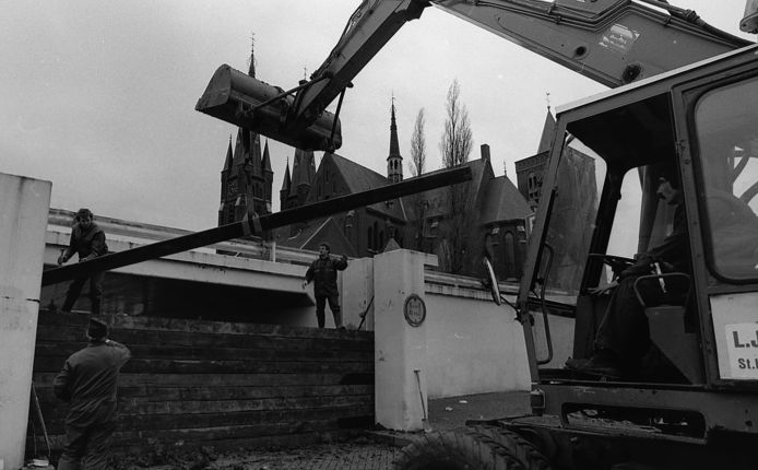 Zo werd in 1993 de Tunnel tussen het dorp en de Maas met houten planken met klei ertussen afgesloten om ervoor te zorgen dat het Maaswater niet richting de bebouwing kon stromen in Cuijk.