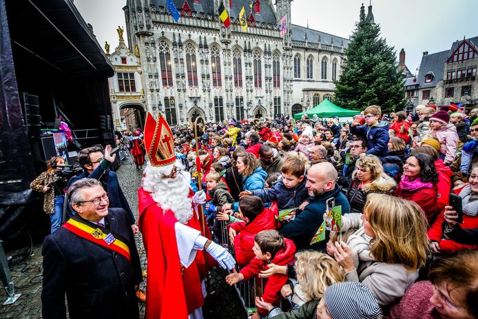 Aankomst van de Sint op de Burg.