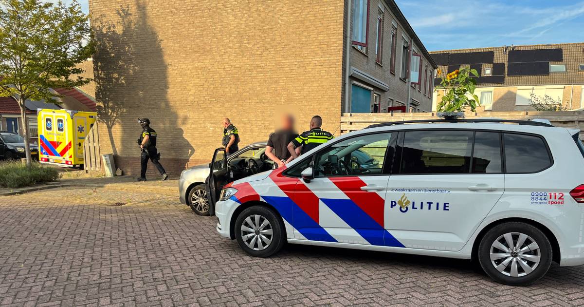 Hulpdiensten komen af op melding onwel geworden persoon, politie houdt man met nepwapens aan