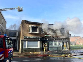 Brand in leegstaande apotheek in Almelo onder controle, schade is groot