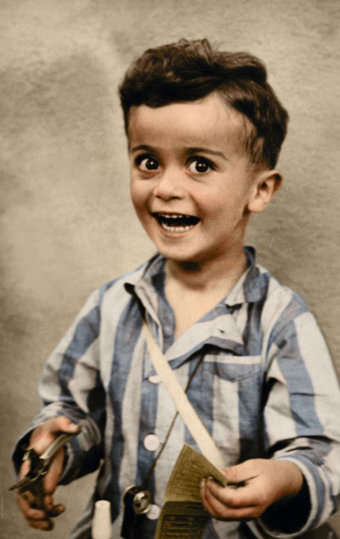 De 4-jarige Istvan Reiner ging in 1944 al lachend op de foto in Auschwitz. Twee weken later stierf hij in de gaskamer.