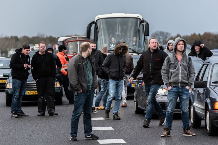 Actiegroep KOZP tegengehouden op snelweg bij Joure door tegendemonstranten. Het doel, Dokkum, 70 kilometer verderop, werd nooit bereikt.  Beeld Joris van Gennip