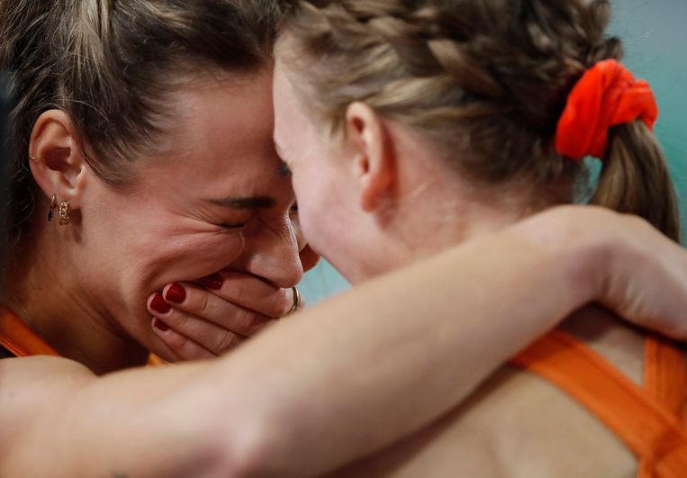 Emoties na de finish van de 400 meter bij nummer twee Lieke Klaver (links) en winnares Femke Bol. Beeld Reuters