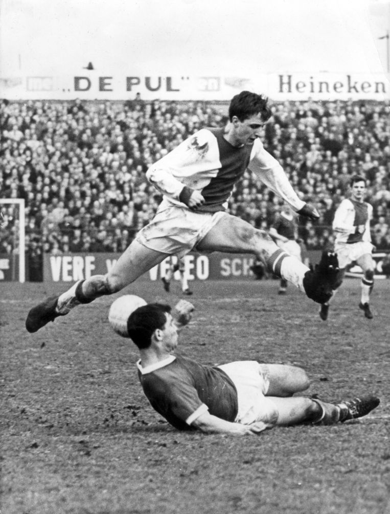 Johan Cruijff in duel met Theo Laseroms, tijdens de wedstrijd Sparta-Ajax (uitslag 1-3). Rotterdam, 3 april 1966 Beeld anp