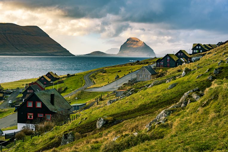 Traditionele huizen met groene turfdaken op de Faerøer-eilanden Beeld Getty Images