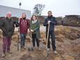 Erfpuntvoorzitter Johan Smet en archeologen Rani Evaert, Els Tielemans en Thierry Van Neste aan het grafmonument dat gevonden werd in kmo-zone Schaarbeek in Melsele.
