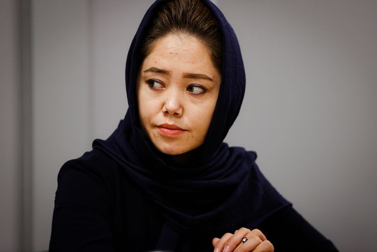 Hanifa is 24 en liet haar familie  achter in Afghanistan uit vrees voor haar leven.   Beeld Jan De Meuleneir / Photo News