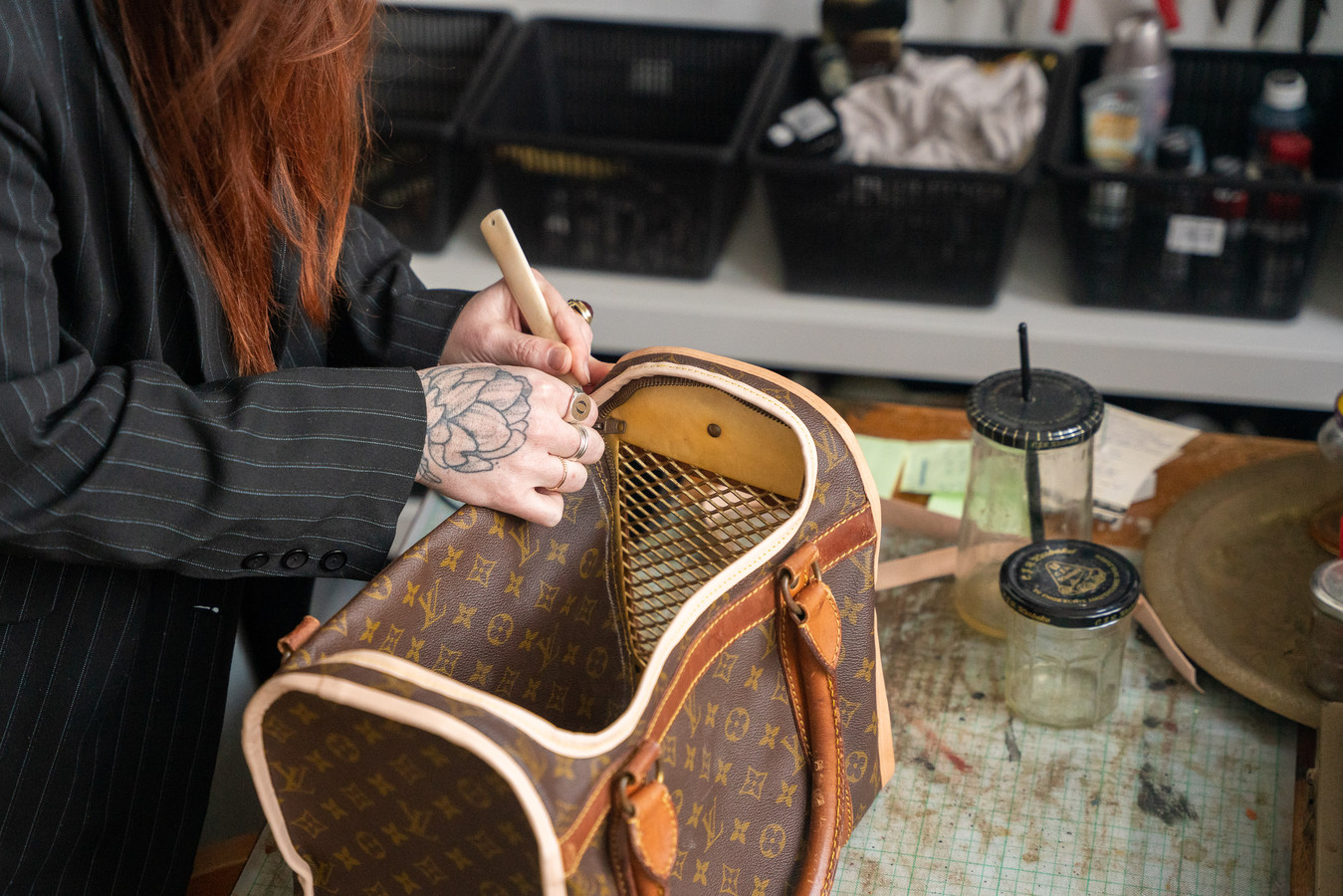 Bijwerken salami Installeren Kapotte Louis Vuitton-tas van 2700 euro is niet gelijk een prul, want  Amanda (35) repareert álles | Foto | AD.nl