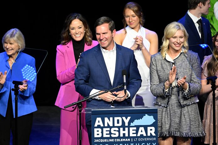 De Democraat Andy Beshear viert zijn overwinning.