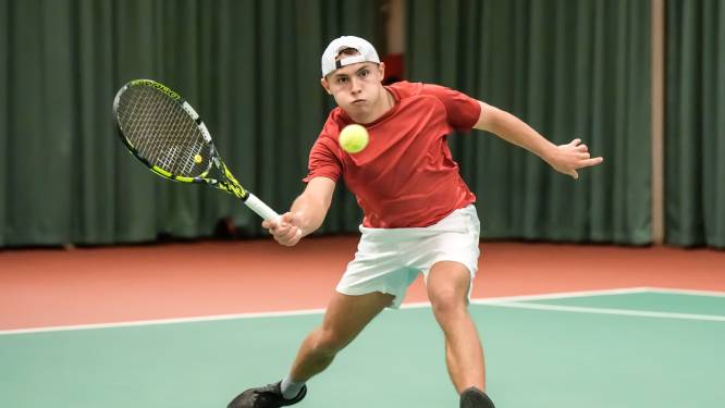 Kyvan Rietkerk (17) reist als tennisser de wereld over: ‘Maar heb ouders beloofd ook school af te maken’