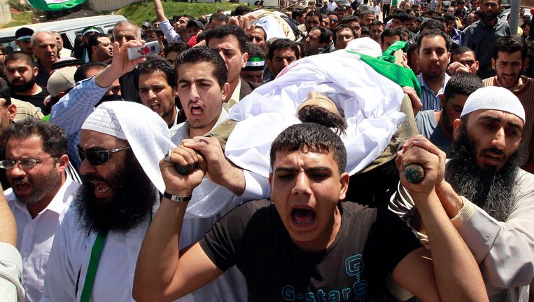 Syrische vluchtelingen protesteren in Jordanië tegen het regime van president Assad. Beeld REUTERS