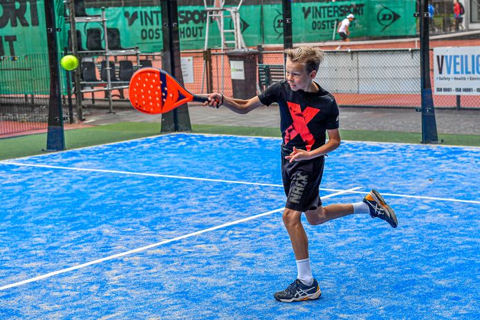 Youri Donker in actie op de nieuwe padelbaan.