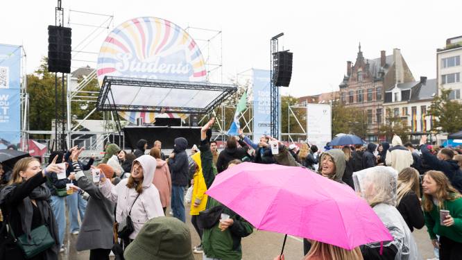Students on Stage trapt Antwerps academiejaar op gang: “Ondanks de regen zit de sfeer goed”