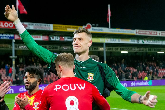 Andries Noppert viert het feestje mee met de supporters in Deventer na de eclatante 4-0 zege tegen Willem II.