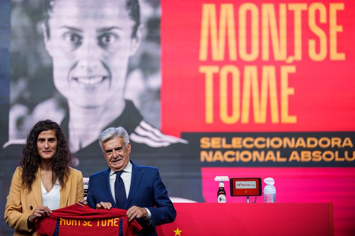 La nouvelle sélectionneuse de l’Espagne, Montse Tomé et le président de la Fédération espagnole de football, Pedro Rocha