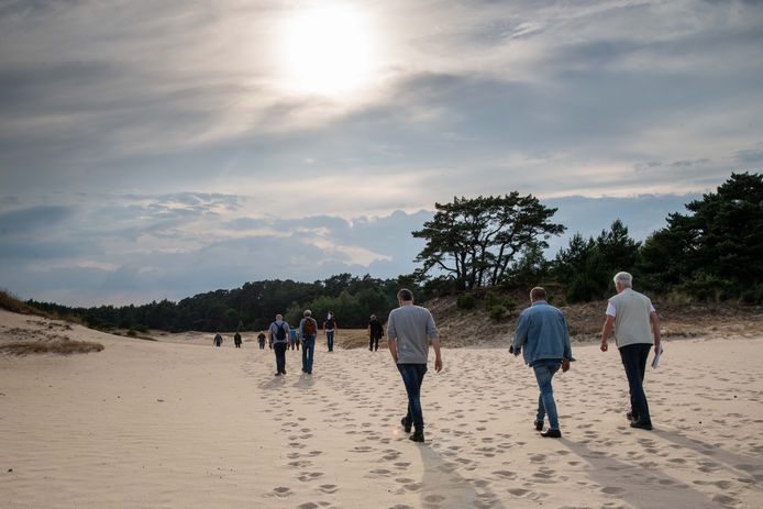 Begin juli werd een veldexcursie gehouden op het Hulshorsterzand. Natuurmonumenten informeerde de aanwezigen over de plannen voor het gebied. Het pad dat de groep op de foto bewandelt, is in de toekomst maandenlang verboden terrein.