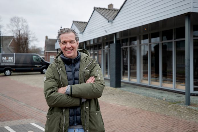 Het winkelpand van voormalig parketbedrijf Compen wordt omgebouwd tot vier woningen. Initiatiefnemer Mark Compen vertelt over het hoe en waarom.